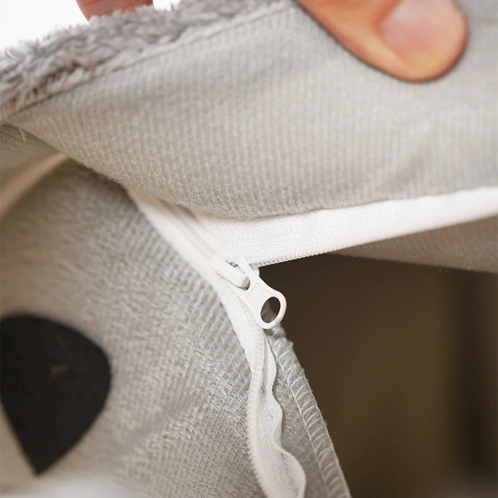 Zip detail on the cat house for easy cleaning